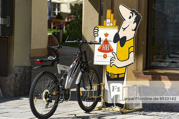 Fahrradständer mit Aufsteller der Werbefigur HB-Männchen der Zigarettenmarke HB  Mittenwald  Oberbayern  Bayern  Deutschland