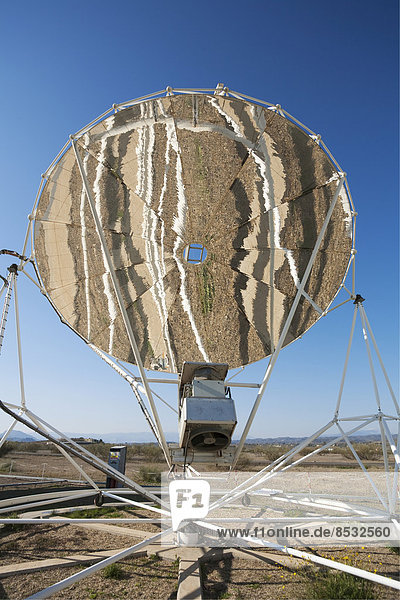 Reflexionen im Spiegel einer Solar-Stirling-Anlage bei der Installation zur Energieerzeugung in einem Sonnenwärmekraftwerk in der Wüste von Tabernas  Provinz Almería  Andalusien  Spanien