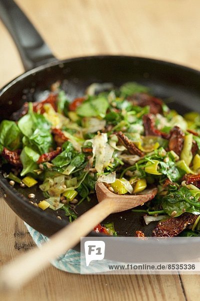 Gemüse für Gemüsefrittata in der Pfanne