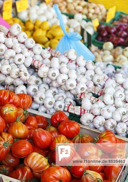 Marktstand mit Tomaten  Knoblauch  Zitronen und Zwiebeln