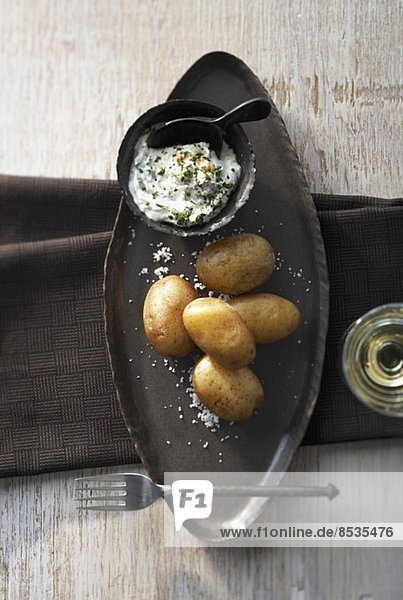 Pelllkartoffeln mit Kräuterquark
