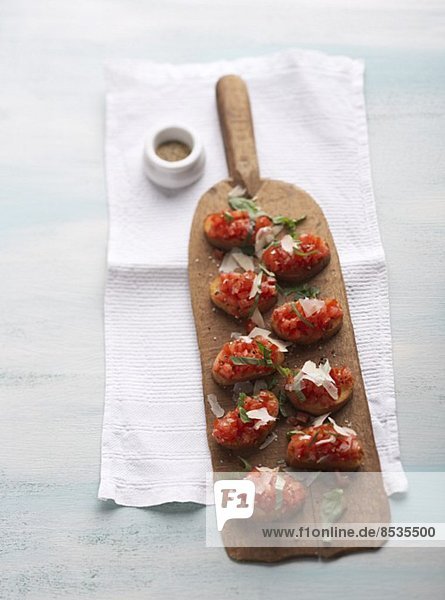 Bruschetta mit Tomaten und Parmesan