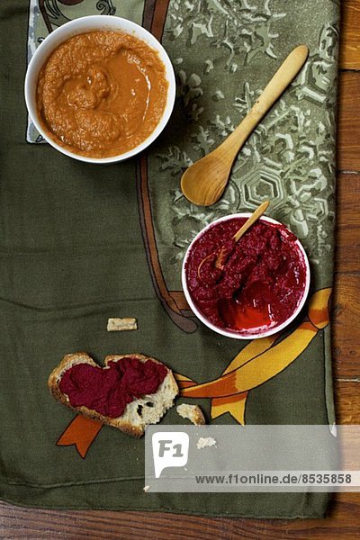 Möhrenpüree mit Tamari und Erdnüssen und Rote-Bete-Dip