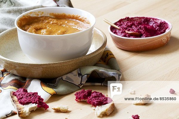 Möhrenpüree mit Tamari und Erdnüssen  Rote-Bete-Dip und Weissbrot