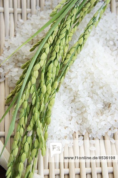 Reisähren und Reiskörner auf Korbgeflecht