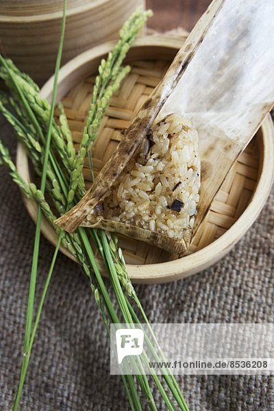 Gedämpfter Reis mit Pilzen auf Bambuskörbchen