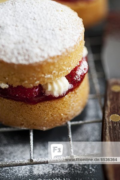 Mini Victoria Sponge Cake (Biskuitkuchen mit Vanille-Buttercreme und Erdbeermarmelade)