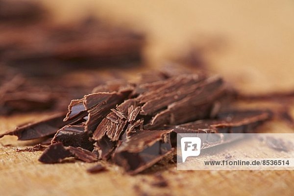 Geraspelte Schokolade auf Holzbrett