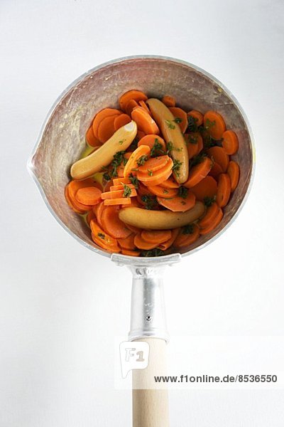 Karottengemüse mit Petersilie und Wiener Würstchen