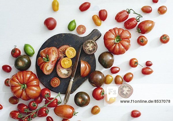 Verschiedene Tomatensorten  teilweise geschnitten
