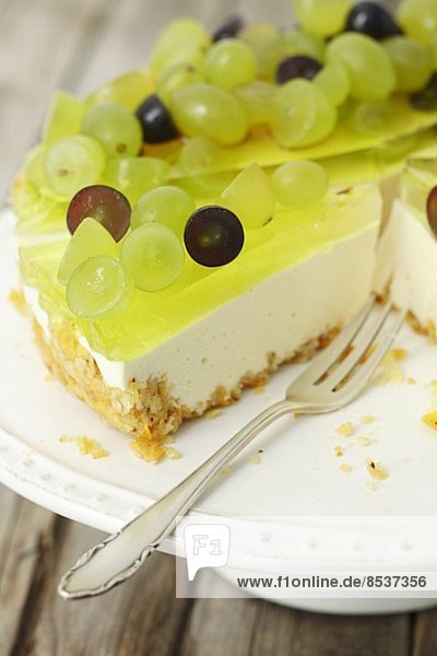 Yoghurt torte with jelly and grapes (close-up)