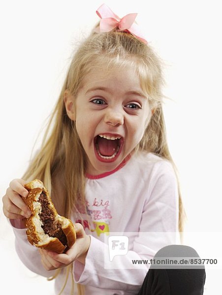Kleines Mädchen hält einen Hamburger