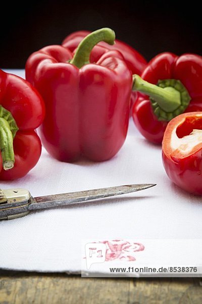 Rote Paprika auf Handtuch mit Messer