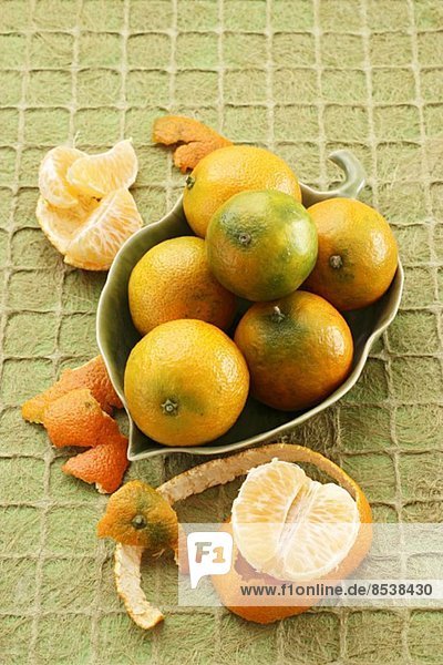 Mandarinen in einer blattförmigen Schale