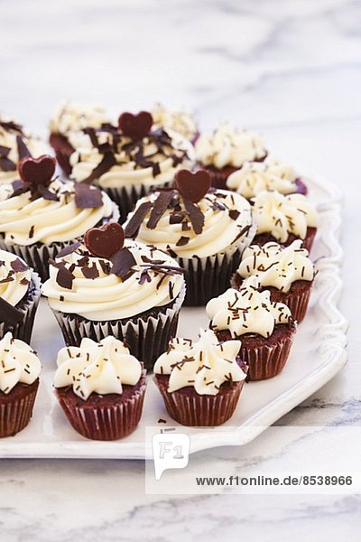 Red Velvet- und Schokoladen-Cupcakes