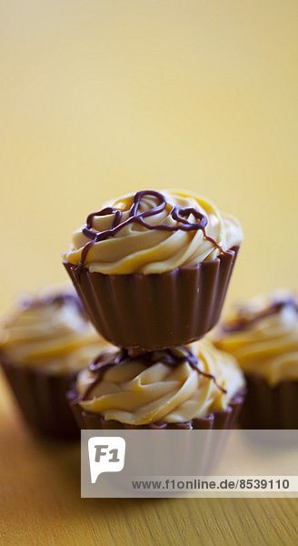 Vier Schokoladen-Karamell-Pralinen (Close Up)