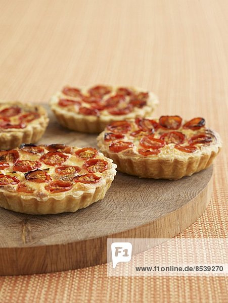Tomatentorteletts auf Holzteller