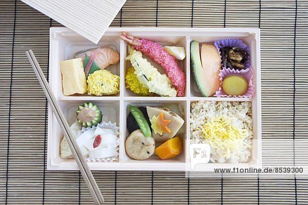 Bento Box mit Fisch  Tempura  Reis etc. (Japan)