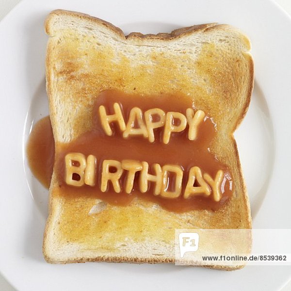 Toast mit Schriftzug HAPPY BIRTHDAY aus Spaghetti