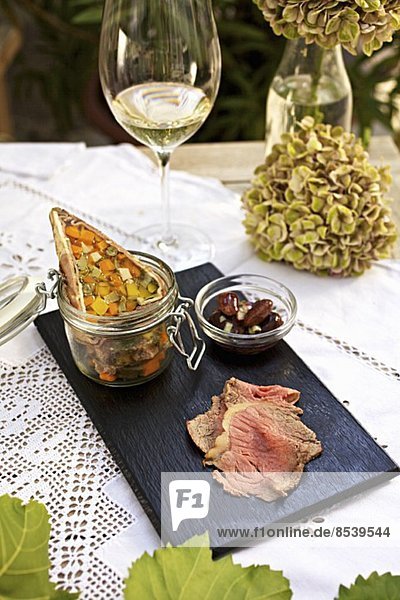 Rindersulz mit Roastbeef und Ka?ferbohnensalat