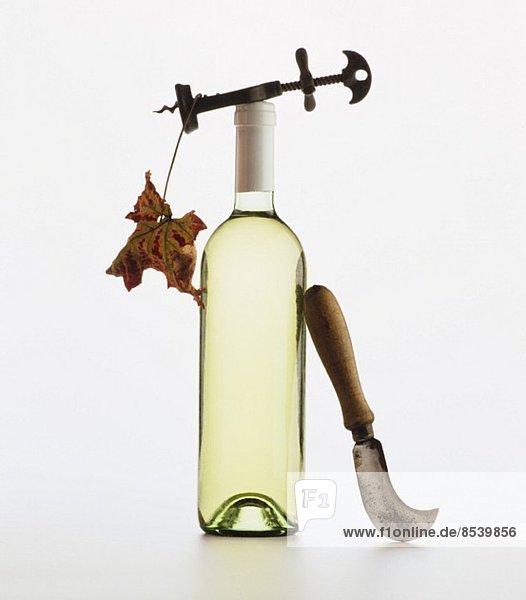 Weissweinflasche mit Korkenzieher  Weinblatt & Messer
