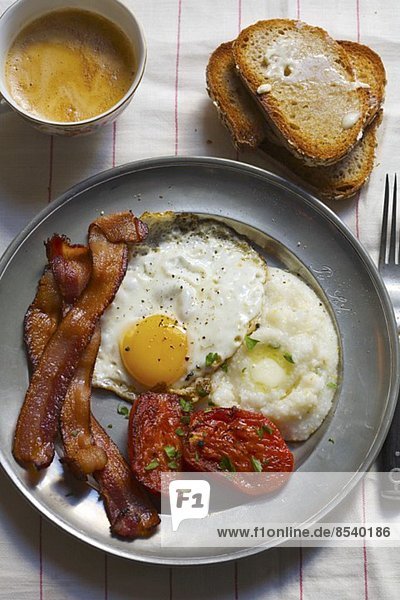 Deftiges Frühstück mit Eiern  Speck  Maisgrütze & Tomaten