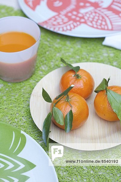 Frische Mandarinen & ein Becher Karottensaft