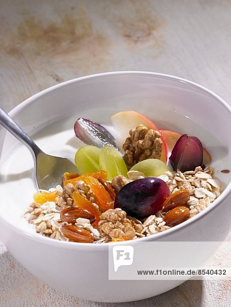 Muesli with grapes and nuts