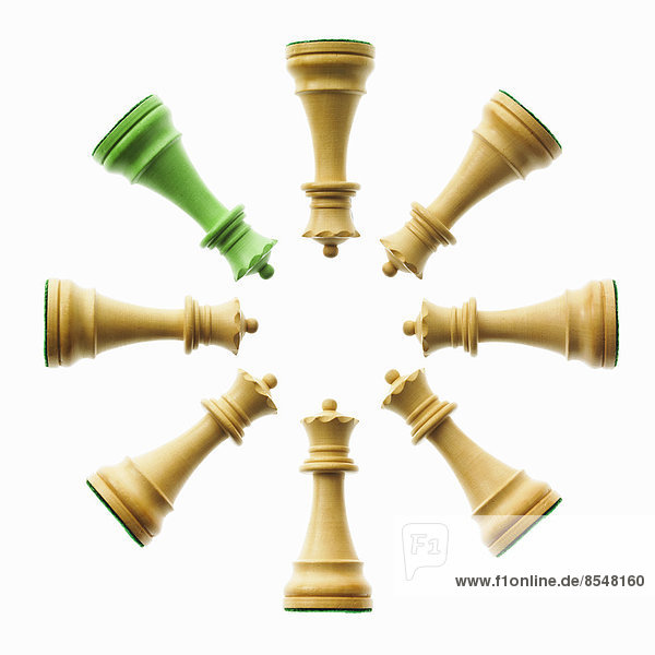 Ein Arrangement von Bauern-Schachfiguren  mit einer grünen unter den braunen.