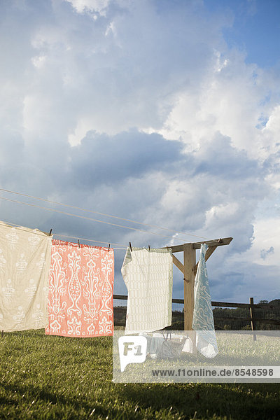 Eine Wäscheleine mit Haushaltswäsche und Wäsche hing zum Trocknen an der frischen Luft.