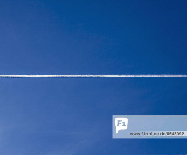 Jet-Trail über blauen Himmel
