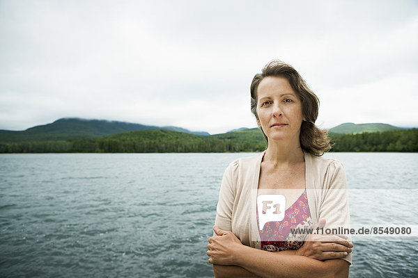 Eine Frau in freier Natur  an einem Bergsee.