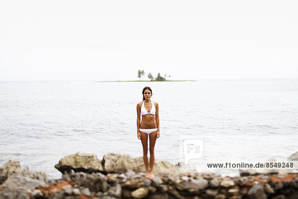 Eine junge Frau am Ufer an einem bewölkten Tag in Las Galeras  Halbinsel Samana  Dominikanische Republik.