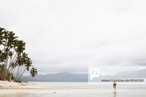 Junge Frau an einem abgelegenen Strand auf der Halbinsel Samana in der Dominikanischen Republik.