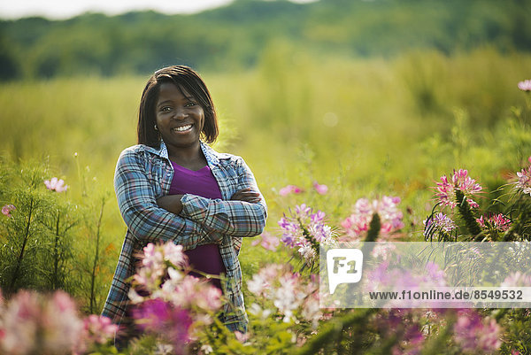 Frau genießt Bio-Blumenfarm