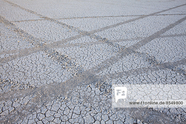 Reifenspuren und Spuren in der Playa-Salzpfannenoberfläche der Black Rock Desert,  Nevada.