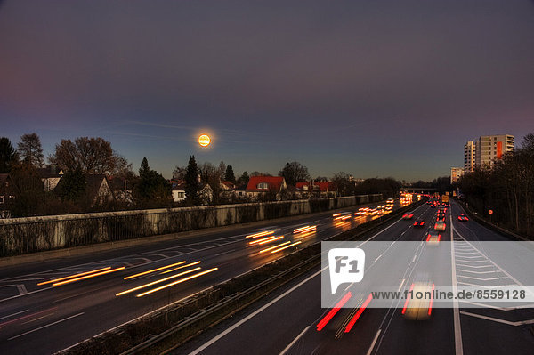 Auto folgen Beleuchtung Licht Bewegung Autobahn Bayern Abenddämmerung Deutschland München