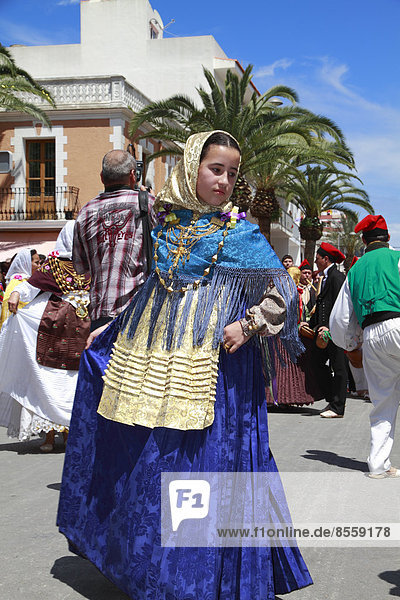 Junge Frau in Tracht  bei einem typischen Tanz  Ibiza  Spanien