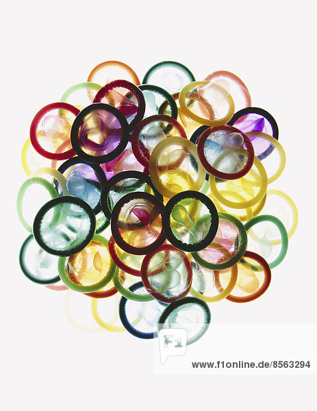 Ein Haufen mehrfarbiger Kondome auf weißem Hintergrund.