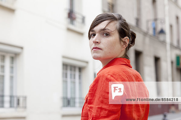 Junge Frau auf den Straßen von Paris,  Frankreich