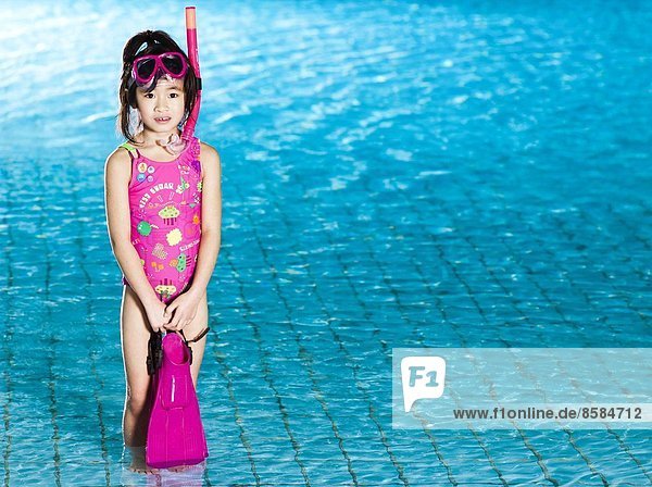 Kleines Mädchen mit Flossen  Maske und Schnorchel am Schwimmbad