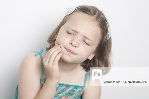 kleines Mädchen Zahnschmerzen