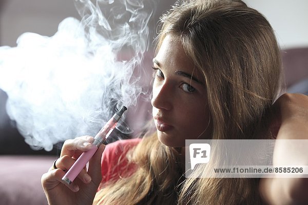 Frankreich  junges Mädchen raucht eine elektronische Zigarette