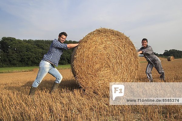 Frankreich  junges Bauernpaar  das lächelnd posiert.