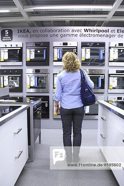 Frankreich  Frau in der Abteilung für elektrische Haushaltsgeräte von Ikea.