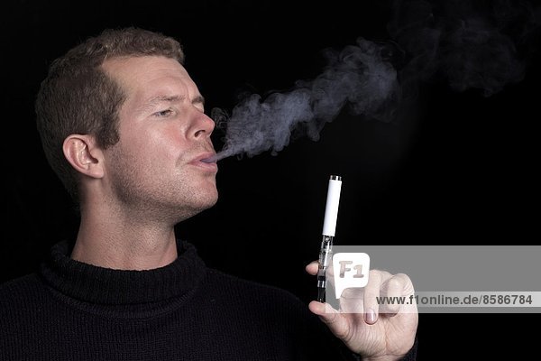 Frankreich  Mann  der eine elektronische Zigarette raucht.