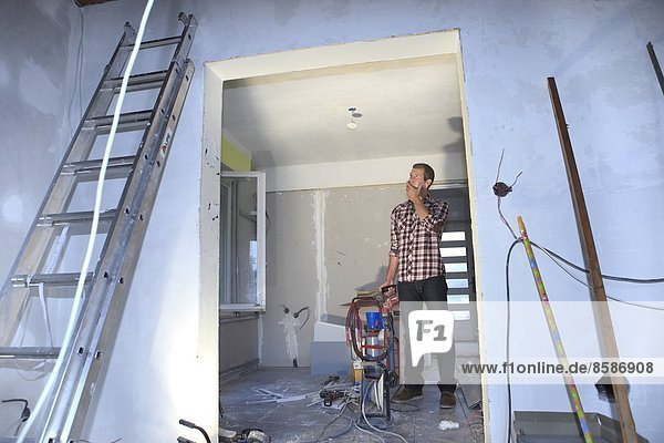 Frankreich  Mann renoviert Haus.