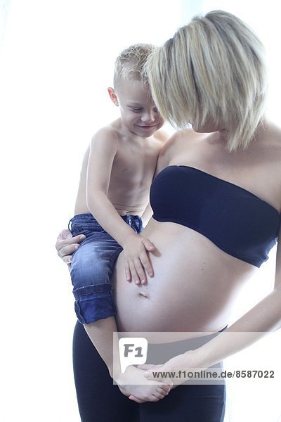 Frankreich  schwangere Frau und ihr Sohn.