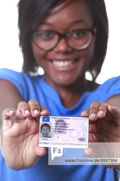Frankreich  junge lächelnde Frau mit ihrem brandneuen Führerschein.