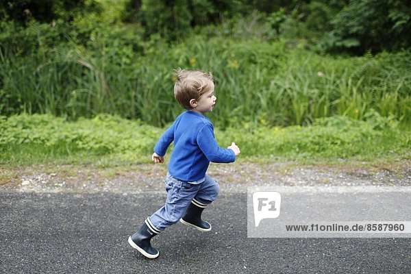 Ein kleiner Junge rennt